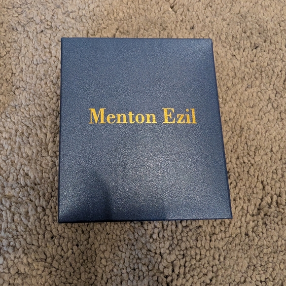 Elegant Women's Costume Bracelet - Picture 2 of 3